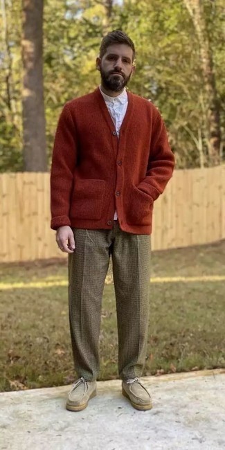 Beige Wool Chinos Outfits: If you don't like getting too predictable with your looks, try pairing an orange cardigan with beige wool chinos. A pair of beige suede desert boots is the glue that pulls this outfit together.
