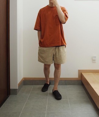 Tan Shorts Outfits For Men: This combo of an orange crew-neck t-shirt and tan shorts is the ultimate relaxed casual style for today's guy. For a more elegant touch, complete this getup with a pair of black canvas slip-on sneakers.