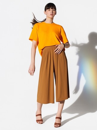Yellow Crew-neck T-shirt Outfits For Women: A yellow crew-neck t-shirt and tobacco culottes are a staple off-duty combination for many sartorial-savvy ladies. Kick up your ensemble with a pair of tobacco suede heeled sandals.