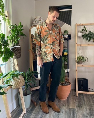 Men's Outfits 2021: An orange floral short sleeve shirt and navy jeans? This is easily a wearable outfit that anyone could sport on a daily basis. Add a pair of brown suede chelsea boots to the mix for a hint of sophistication.