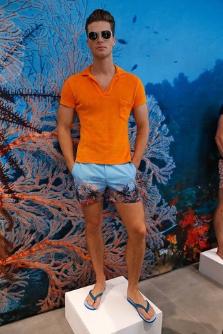 Light Blue Print Shorts Outfits For Men: The mix-and-match capabilities of an orange polo and light blue print shorts ensure they'll be on constant rotation. Dial down your ensemble by slipping into a pair of blue flip flops.
