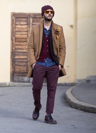 Mustard Pocket Square Outfits: If you're a fan of relaxed combinations, then you'll appreciate this pairing of a camel overcoat and a mustard pocket square. For something more on the sophisticated side to finish your outfit, complement this ensemble with a pair of dark purple leather derby shoes.