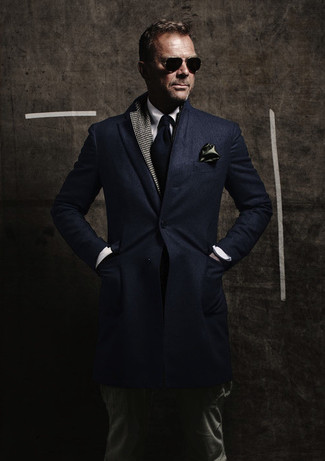Make a fashionable entrance anywhere you go by opting for a navy overcoat and dark green cargo pants.