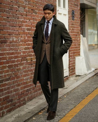 Dark Brown Suede Desert Boots with Charcoal Wool Dress Pants Outfits: Opt for an olive herringbone overcoat and charcoal wool dress pants for a sleek sophisticated getup. Complete this look with a pair of dark brown suede desert boots to infuse an air of stylish casualness into this ensemble.