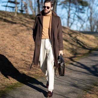 Beige Turtleneck Outfits For Men: As you can see here, looking casually smart doesn't take that much effort. Just wear a beige turtleneck with a brown overcoat and you'll look incredibly stylish. To bring a little flair to this ensemble, introduce a pair of dark brown leather loafers to the equation.