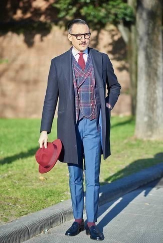 Burgundy Wool Hat Outfits For Men: A navy overcoat and a burgundy wool hat are the kind of a never-failing casual ensemble that you so desperately need when you have zero time to spare. For something more on the dressier end to finish this ensemble, complement your look with navy leather tassel loafers.
