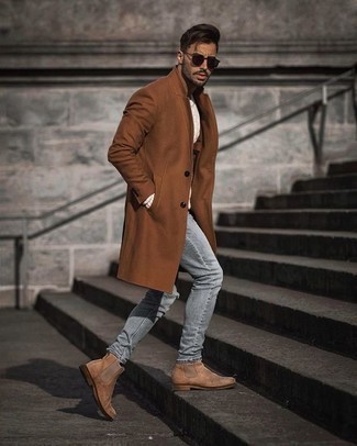 Cable Sweater Outfits For Men: A cable sweater and grey jeans worn together are a perfect match. Avoid looking too casual by finishing with a pair of tan suede chelsea boots.