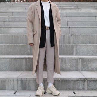 Beige Chinos Outfits: Bump up your sartorial game by opting for a beige overcoat and beige chinos. For a more casual finish, why not complete this ensemble with a pair of beige athletic shoes?
