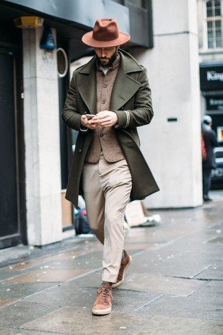 Dark Brown Suede Low Top Sneakers Outfits For Men: As you can see here, looking effortlessly classy doesn't require that much effort. Just marry an olive overcoat with beige chinos and you'll look awesome. Ramp up your outfit by finishing with a pair of dark brown suede low top sneakers.