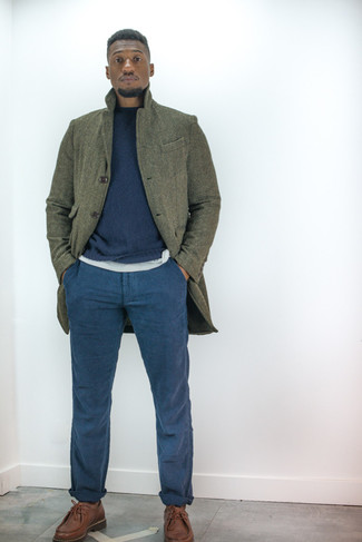 Olive Overcoat Outfits: This classic and casual combo of an olive overcoat and navy chinos is extremely easy to pull together without a second thought, helping you look stylish and prepared for anything without spending too much time combing through your closet. Feeling transgressive today? Jazz things up with brown leather derby shoes.