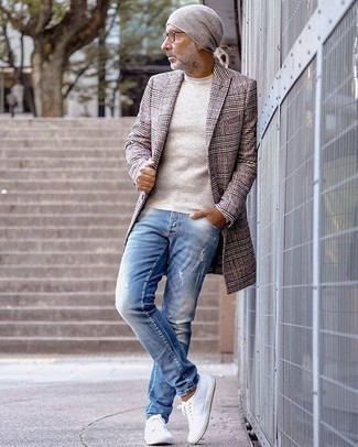 Brown Coat with Jeans Outfits For Men After 50: Parade your skills in menswear styling by combining a brown coat and jeans for a casual look. Tap into some David Gandy stylishness and complement this getup with a pair of white canvas low top sneakers. When it comes to casual fashion tips for gents over 50, this combination looks cool on almost anyone.