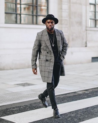 Grey Plaid Overcoat Outfits: Marrying a grey plaid overcoat and black chinos is a surefire way to inject refinement into your wardrobe. To give your outfit a more sophisticated touch, complement your look with black leather derby shoes.