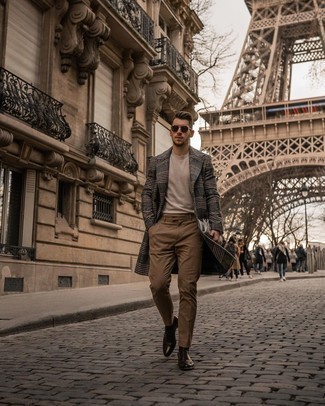 Tan Crew-neck T-shirt Outfits For Men: This combination of a tan crew-neck t-shirt and khaki chinos delivers comfort and dapper menswear style. To bring a bit of depth to this outfit, complement this ensemble with a pair of dark brown leather oxford shoes.