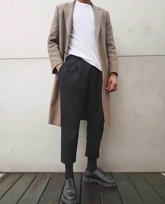 Camel Overcoat Cold Weather Outfits: A camel overcoat and black chinos are the ideal way to introduce some rugged refinement into your current lineup. If you feel like dressing up a bit now, introduce a pair of black chunky leather derby shoes to this look.