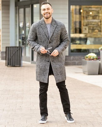 Black Jeans Outfits For Men: A grey plaid overcoat and black jeans are the kind of effortlessly classic pieces that you can wear for years to come. Finishing with black leather low top sneakers is a simple way to inject an air of stylish nonchalance into this look.
