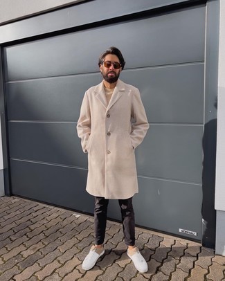 White and Navy Leather Low Top Sneakers Outfits For Men: A beige overcoat and black jeans are the kind of casually classic pieces that you can style a hundred of ways. For something more on the daring side to round off your ensemble, add white and navy leather low top sneakers to the mix.