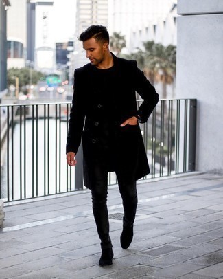 Black Crew-neck T-shirt Outfits For Men: For something on the relaxed side, try this pairing of a black crew-neck t-shirt and black skinny jeans. Take your getup in a dressier direction by finishing off with a pair of black suede chelsea boots.