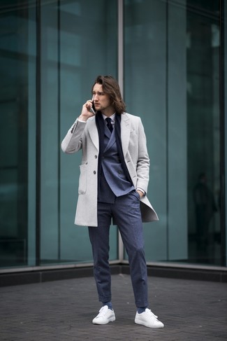 White Leather Low Top Sneakers Dressy Outfits For Men: A grey overcoat looks especially classy when paired with navy dress pants for an outfit worthy of a dapper gentleman. Give a more informal twist to an otherwise classic look by slipping into a pair of white leather low top sneakers.