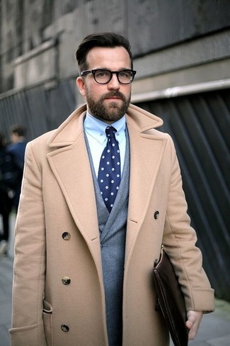 Navy Polka Dot Tie Outfits For Men: A camel overcoat and a navy polka dot tie are an elegant getup that every modern gentleman should have in his arsenal.