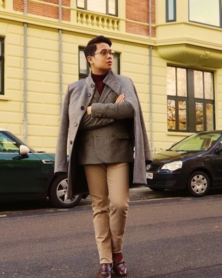 Grey Blazer Chill Weather Outfits For Men: For an effortlessly sleek look, wear a grey blazer and khaki jeans — these two pieces work perfectly well together. Got bored with this outfit? Invite a pair of burgundy leather loafers to shake things up.