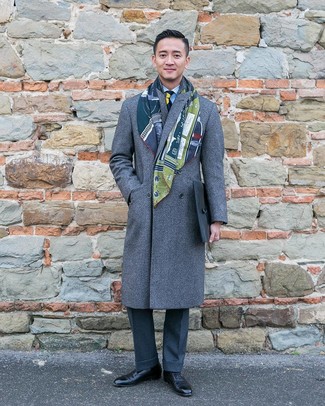 Dark Green Print Scarf Outfits For Men: If you're on a mission for a relaxed and at the same time stylish look, pair a grey overcoat with a dark green print scarf. Amp up the formality of this outfit a bit with a pair of black leather oxford shoes.