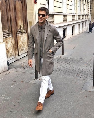 Grey Wool Gilet Outfits For Men: Go for a pared down yet cool and casual choice by marrying a grey wool gilet and white chinos. A good pair of brown suede desert boots pulls this outfit together.