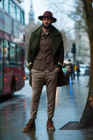 Dark Green Socks Outfits For Men: Pair a dark green overcoat with dark green socks for equally stylish and easy-to-create look. Introduce a pair of brown suede low top sneakers to this look and ta-da: the outfit is complete.