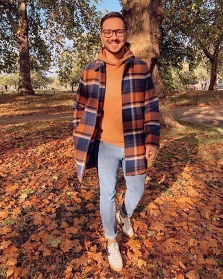 Brown Hoodie Outfits For Men: A brown hoodie and light blue jeans? This is an easy-to-create look that any gent can wear on a daily basis. When in doubt as to the footwear, go for white and navy canvas low top sneakers.