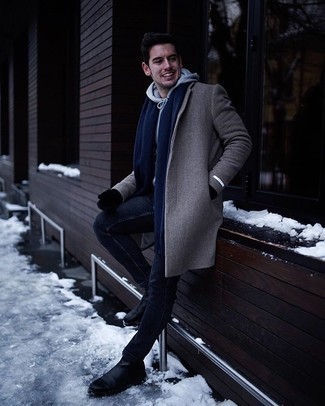 Navy Scarf Outfits For Men: This is irrefutable proof that a grey overcoat and a navy scarf look amazing when teamed together in a relaxed casual outfit. You can take a more sophisticated approach with shoes and complement your ensemble with a pair of black leather chelsea boots.