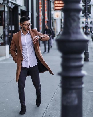 Camel Overcoat Outfits: This casual combo of a camel overcoat and charcoal skinny jeans is super easy to pull together without a second thought, helping you look dapper and prepared for anything without spending too much time digging through your wardrobe. Get a bit experimental when it comes to footwear and lift up your look by finishing off with black suede chelsea boots.