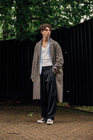 Low Top Sneakers Outfits For Men: Swing into something effortlessly sleek and contemporary in a brown houndstooth overcoat and black chinos. Our favorite of a ton of ways to complement this getup is a pair of low top sneakers.