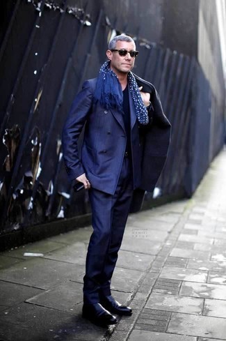 Blue Scarf Outfits For Men: Stay stylish on lazy days by opting for a navy overcoat and a blue scarf. Bring a classier twist to an otherwise too-common outfit by rocking black leather chelsea boots.