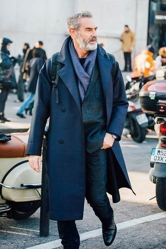 Navy Scarf Outfits For Men: Parade your skills in men's fashion by putting together a navy overcoat and a navy scarf for a casual street style ensemble. Add black leather chelsea boots to the mix for extra fashion points.