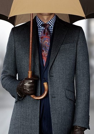 Burgundy Paisley Tie Outfits For Men: Wear a charcoal overcoat with a burgundy paisley tie for a proper elegant outfit.