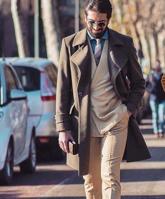 Beige Horizontal Striped Tie Outfits For Men: Swing into something stylish yet trendy in a brown overcoat and a beige horizontal striped tie.