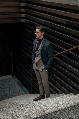 Olive Overcoat Outfits: This elegant combo of an olive overcoat and a beige suit is a favored choice among the sartorially superior men. To inject a more relaxed aesthetic into your outfit, complete your outfit with a pair of dark brown leather chelsea boots.