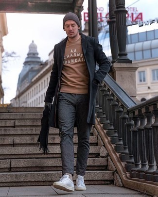 Beige Sweatshirt Outfits For Men: A beige sweatshirt and charcoal chinos are a favorite combination for many sartorially savvy men. Complement this ensemble with a pair of white canvas low top sneakers and the whole getup will come together.