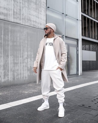 White Sweatpants Cold Weather Outfits For Men: Master the casually cool getup by wearing a beige overcoat and white sweatpants. Inject an element of stylish nonchalance into this look by slipping into white canvas low top sneakers.