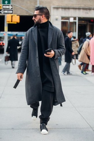 Grey Overcoat with Sweatpants Outfits: This pairing of a grey overcoat and sweatpants is the perfect balance between functional and stylish. You could stick to the casual route when it comes to shoes by wearing a pair of black and white canvas low top sneakers.