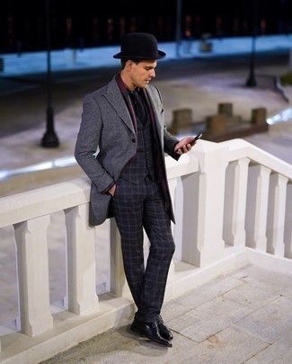 Burgundy Scarf Outfits For Men: A grey overcoat and a burgundy scarf are a good combo worth incorporating into your casual styling rotation. Put an elegant spin on an otherwise standard getup by finishing off with black leather oxford shoes.