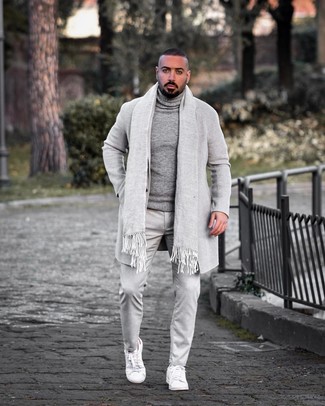 Charcoal Wool Turtleneck Outfits For Men: Choose a charcoal wool turtleneck and grey chinos to create an interesting and current relaxed casual outfit. Bring a fresh twist to your look by sporting white leather low top sneakers.