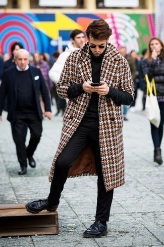 Black Leather Desert Boots Outfits: The formula for casually elegant menswear style? A brown houndstooth overcoat with black chinos. For a more laid-back twist, complete this ensemble with a pair of black leather desert boots.