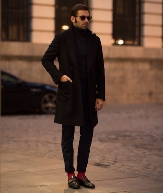 Red and Navy Socks Outfits For Men: A black overcoat and red and navy socks are a contemporary combination that every modern guy should have in his wardrobe. Make black leather loafers your footwear choice to make the outfit a bit classier.