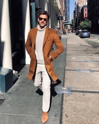 Tan Suede Desert Boots Outfits: Try teaming a tobacco overcoat with white chinos and you'll exude masculine sophistication and polish. Want to break out of the mold? Then why not add a pair of tan suede desert boots?