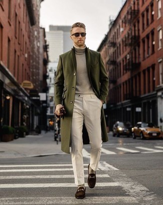 Olive Overcoat Outfits: An olive overcoat and white dress pants are a refined combination that every dapper man should have in his sartorial arsenal. With shoes, go for something on the laid-back end of the spectrum by sporting dark brown suede loafers.