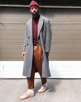 Tan Canvas Low Top Sneakers Outfits For Men: This sophisticated pairing of a grey overcoat and tobacco dress pants is a common choice among the dapper men. Enter a pair of tan canvas low top sneakers into the equation to effortlessly step up the appeal of your outfit.