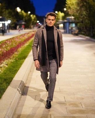 Black Scarf Outfits For Men: For a casual getup without the need to sacrifice on practicality, we like this pairing of a brown overcoat and a black scarf. Puzzled as to how to finish this ensemble? Wear a pair of black leather loafers to dial up the style factor.