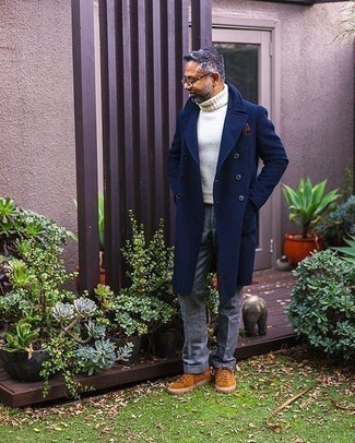 Red Gloves Outfits For Men: If you’re a jeans-and-a-tee kind of guy, you'll like the low-key combination of a navy overcoat and red gloves. Throw tobacco suede low top sneakers in the mix and the whole look will come together brilliantly.