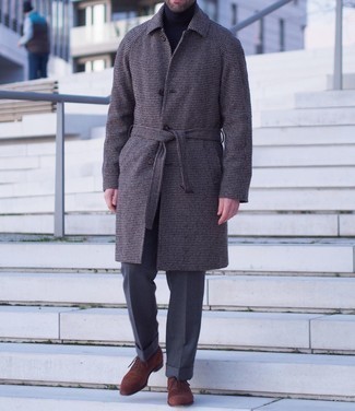 Tobacco Overcoat Outfits: Indisputable proof that a tobacco overcoat and charcoal dress pants look awesome when paired together in an elegant outfit for a modern dandy. When it comes to shoes, this ensemble pairs nicely with brown suede oxford shoes.