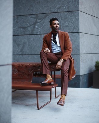 Gold Bracelet Outfits For Men: The versatility of a tobacco overcoat and a gold bracelet guarantees you'll have them on heavy rotation in your menswear arsenal. Ramp up this whole getup with brown leather tassel loafers.